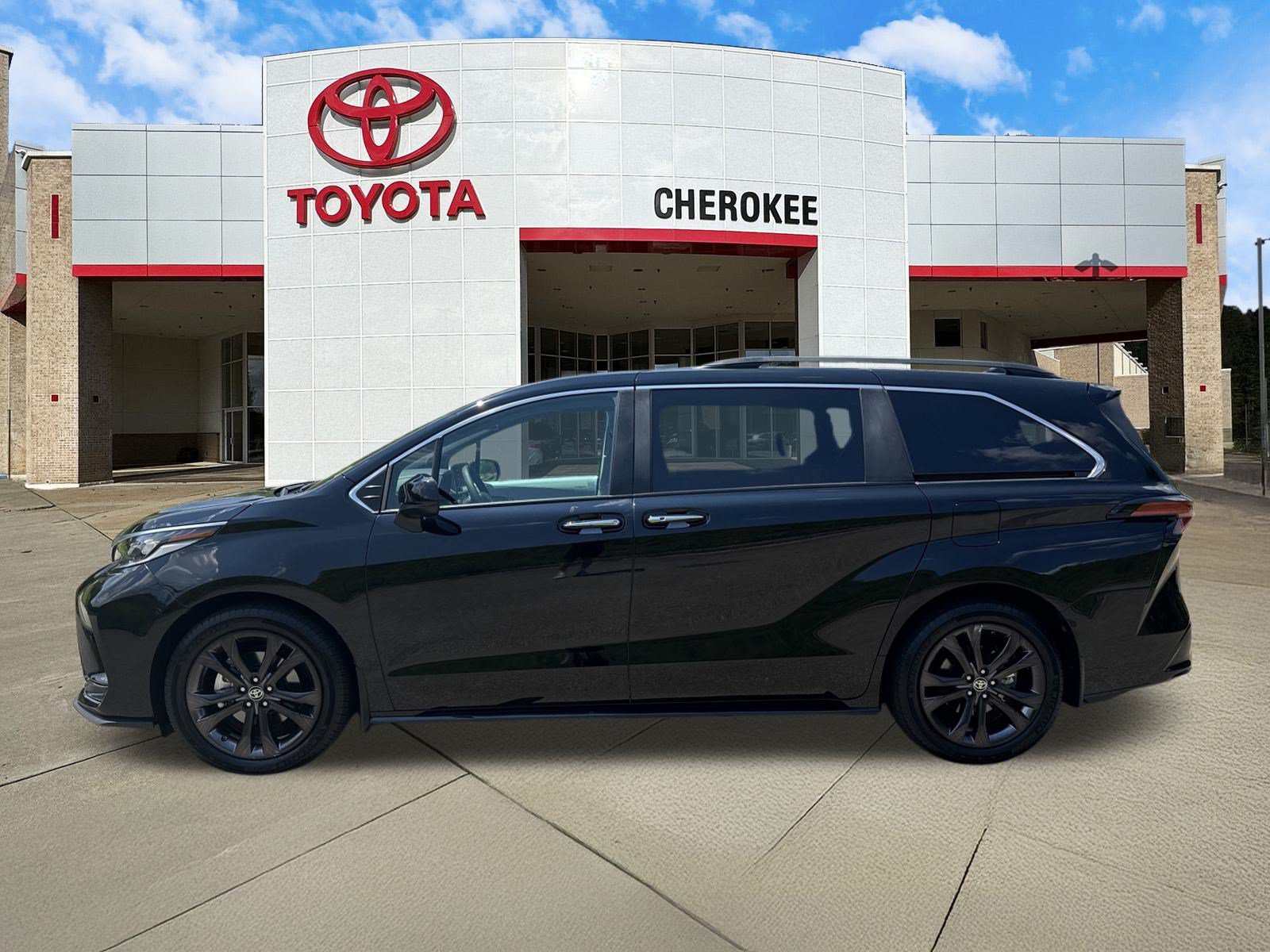 Used 2024 Toyota Sienna XSE w/ XSE Plus Package FWD image 2