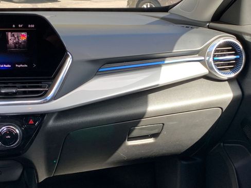 Used 2025 Chevrolet Trax LT image 33