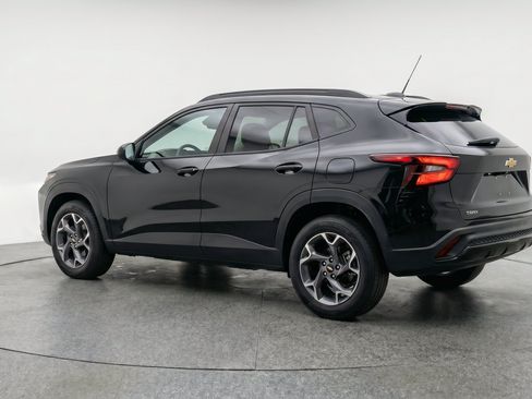 Used 2025 Chevrolet Trax LT FWD image 6