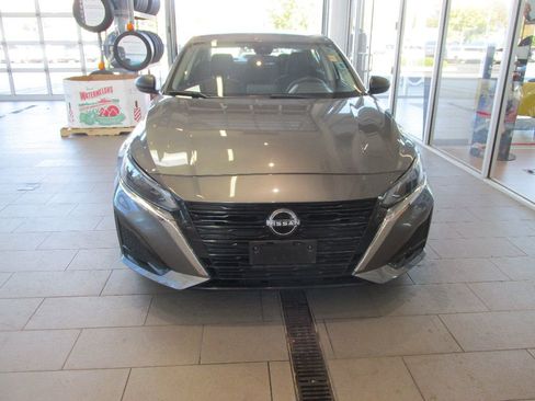 Used 2024 Nissan Altima 2.5 SV image 2