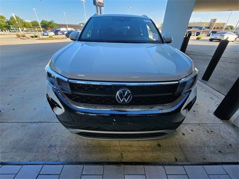 Used 2024 Volkswagen Taos SE FWD image 2
