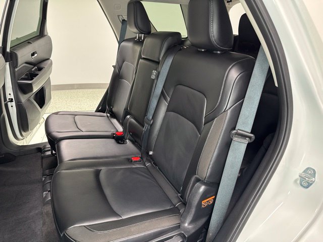 Used 2024 Nissan Pathfinder SL AWD/4WD image 2