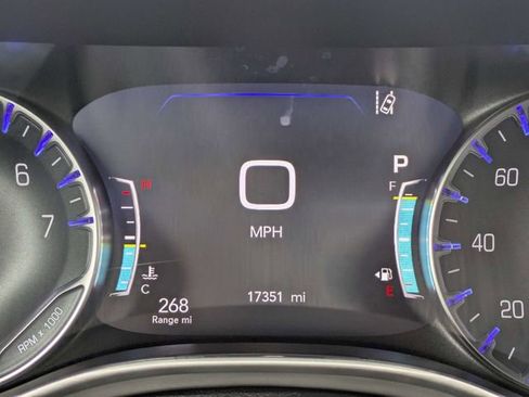 Used 2025 Chrysler Pacifica Select image 32