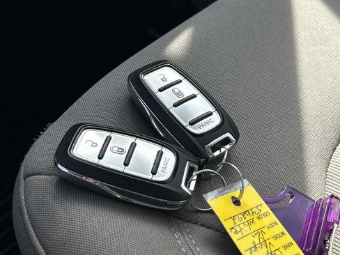 Used 2021 Chrysler Voyager L image 27