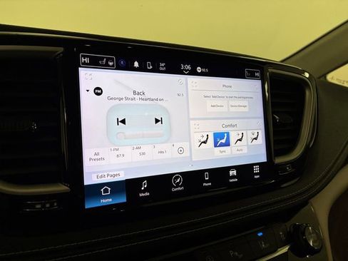 Used 2023 Chrysler Pacifica Touring-L image 26