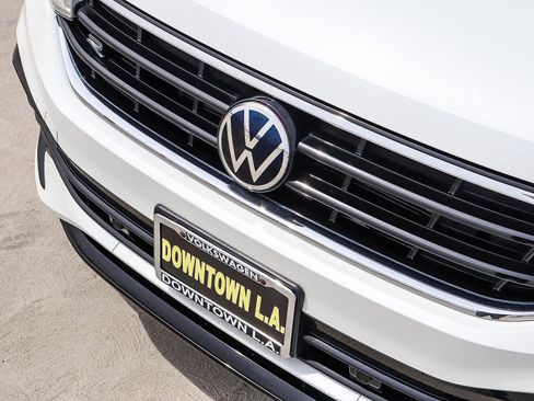 Used 2022 Volkswagen Tiguan SE R-Line image 8