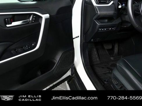 Used 2022 Toyota RAV4 XLE Premium image 8