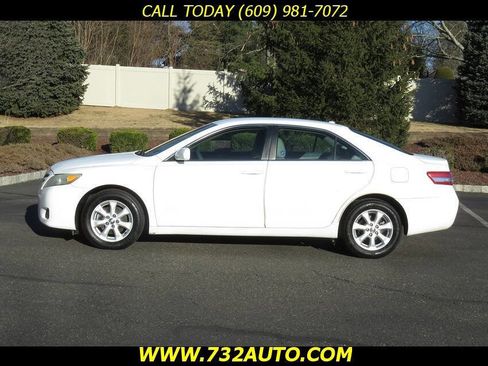 Used 2011 Toyota Camry LE image 2