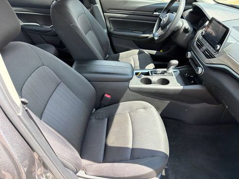 Used 2025 Nissan Altima 2.5 SV FWD image 13