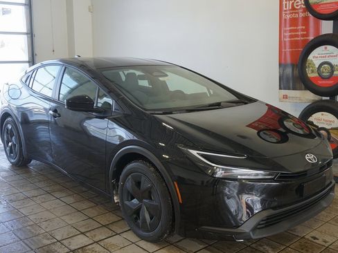 New 2026 Toyota Prius LE image 2