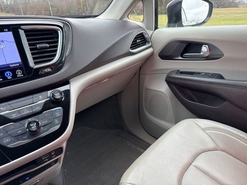 Used 2017 Chrysler Pacifica Touring-L Plus w/ Tire & Wheel Group image 38