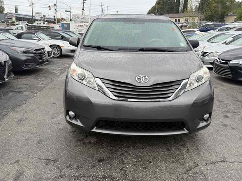 Used 2011 Toyota Sienna XLE image 2