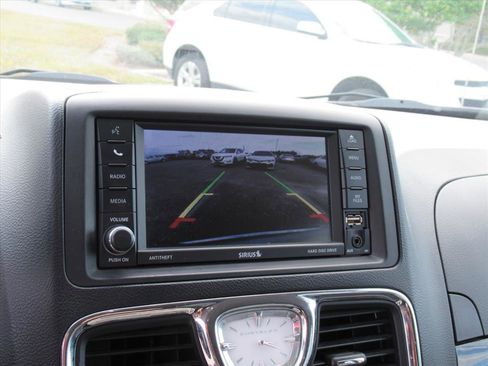 Used 2016 Chrysler Town & Country Touring image 23