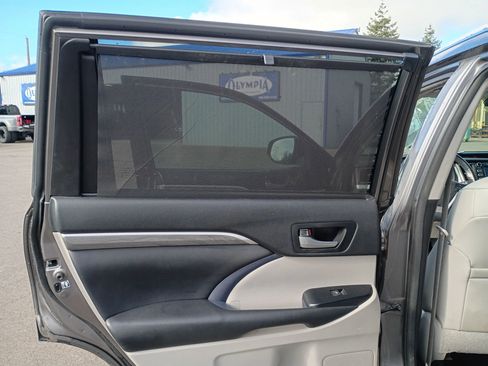 Used 2018 Toyota Highlander Limited Platinum image 10