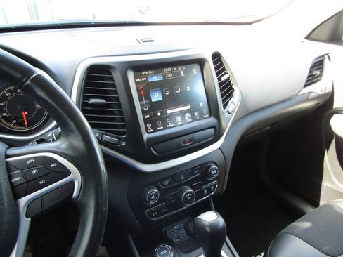 Used 2018 Jeep Cherokee Latitude Plus AWD/4WD image 20