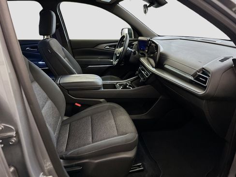 Used 2025 Chevrolet Traverse LT image 34