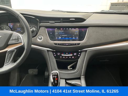 Used 2017 Cadillac XT5 Platinum w/ Driver Assist Package AWD/4WD image 4