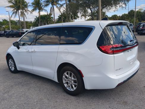 Used 2025 Chrysler Pacifica Select image 7