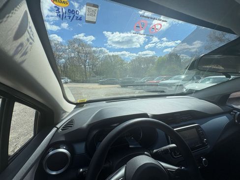 Used 2025 Nissan Versa SV image 35