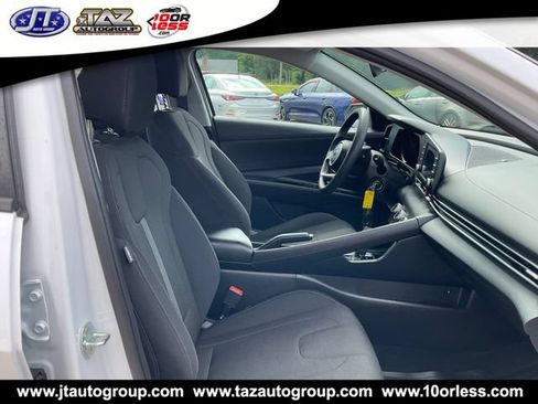 Used 2021 Hyundai Elantra SE FWD image 15