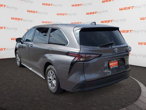 Used 2023 Toyota Sienna XLE AWD/4WD image 3