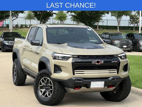 Used 2024 Chevrolet Colorado ZR2 w/ Technology Package AWD/4WD image 2