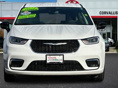 Used 2024 Chrysler Pacifica Touring-L image 9