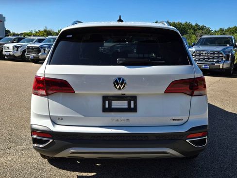 Used 2022 Volkswagen Taos SE FWD image 4