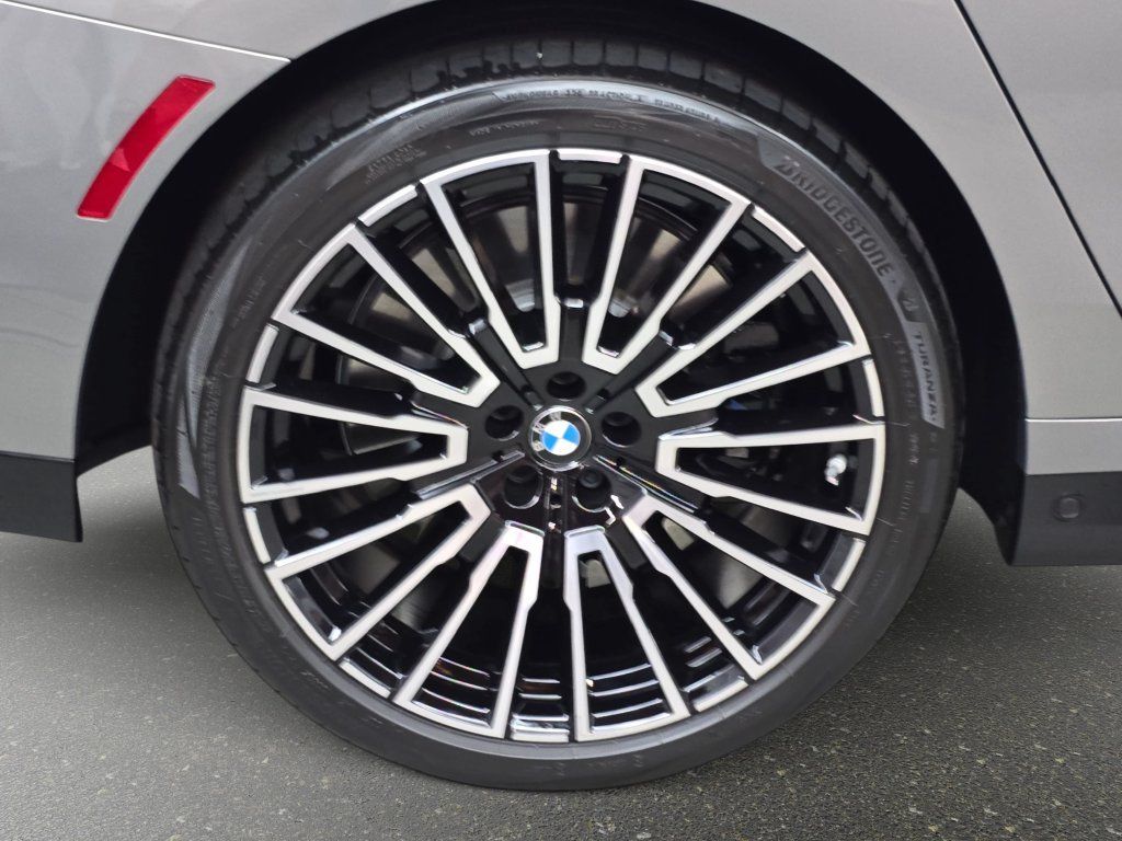 Used 2025 BMW 760i xDrive w/ Executive Package AWD/4WD image 34