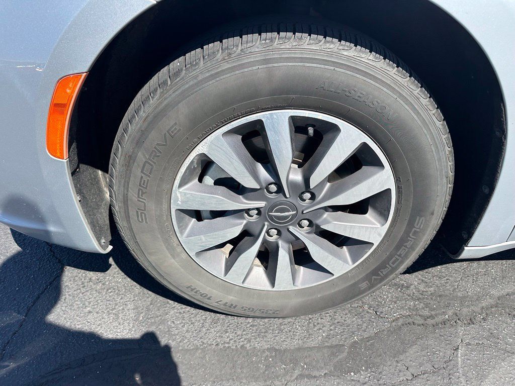 Used 2024 Chrysler Pacifica Limited FWD image 7