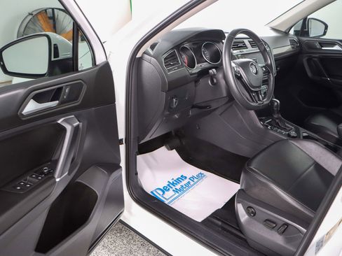 Used 2020 Volkswagen Tiguan SE image 3