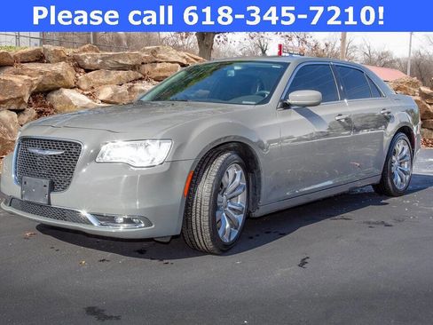 Used 2018 Chrysler 300 Touring L image 1