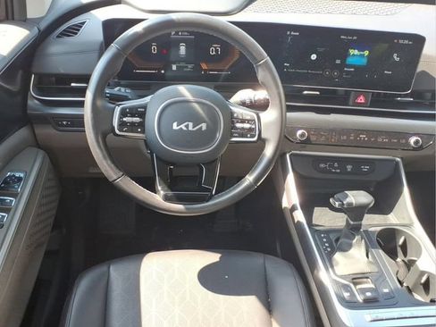 Used 2026 Kia Carnival FWD image 5