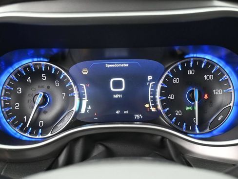 Used 2025 Chrysler Pacifica Select FWD image 23