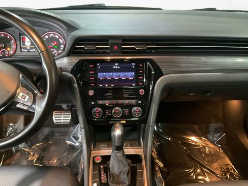 Used 2022 Volkswagen Passat 2.0T R-Line image 11