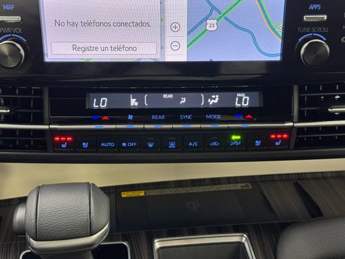 Used 2024 Toyota Sienna Platinum image 30