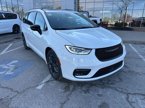 New 2026 Chrysler Pacifica Select image 7