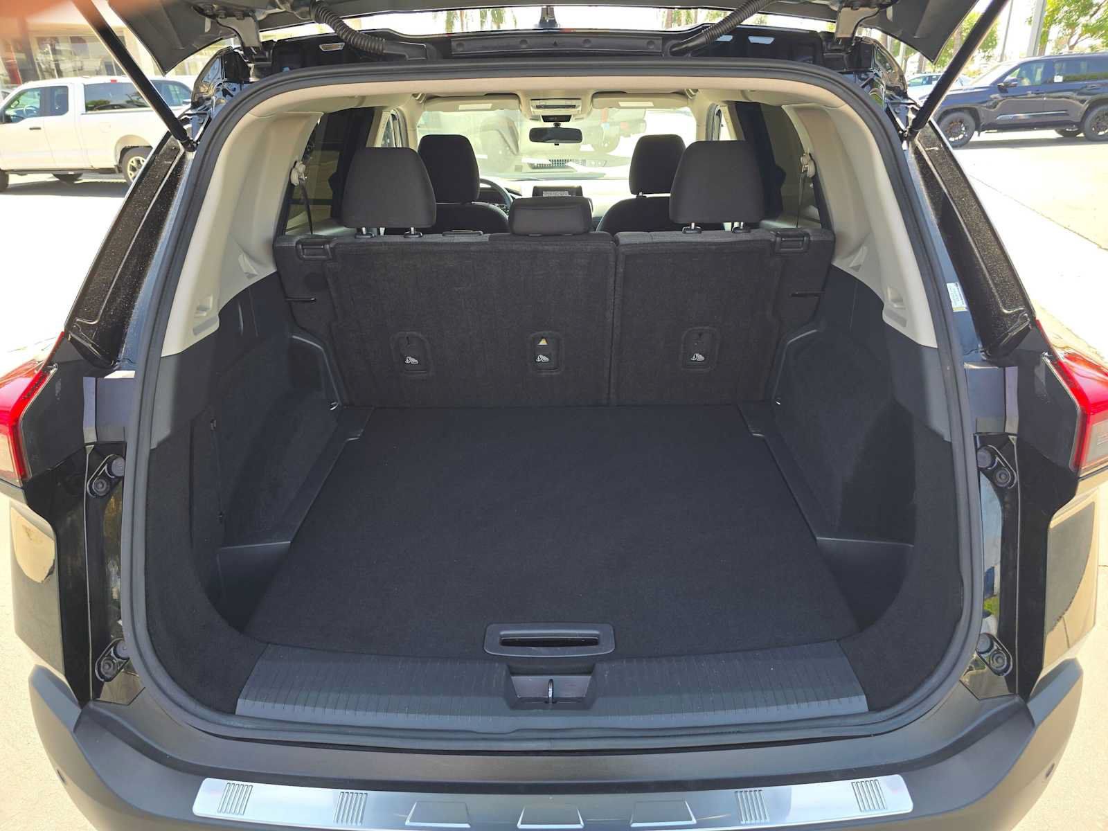 Used 2023 Nissan Rogue SV FWD image 14