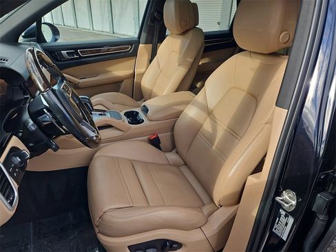 Certified 2022 Porsche Cayenne image 5