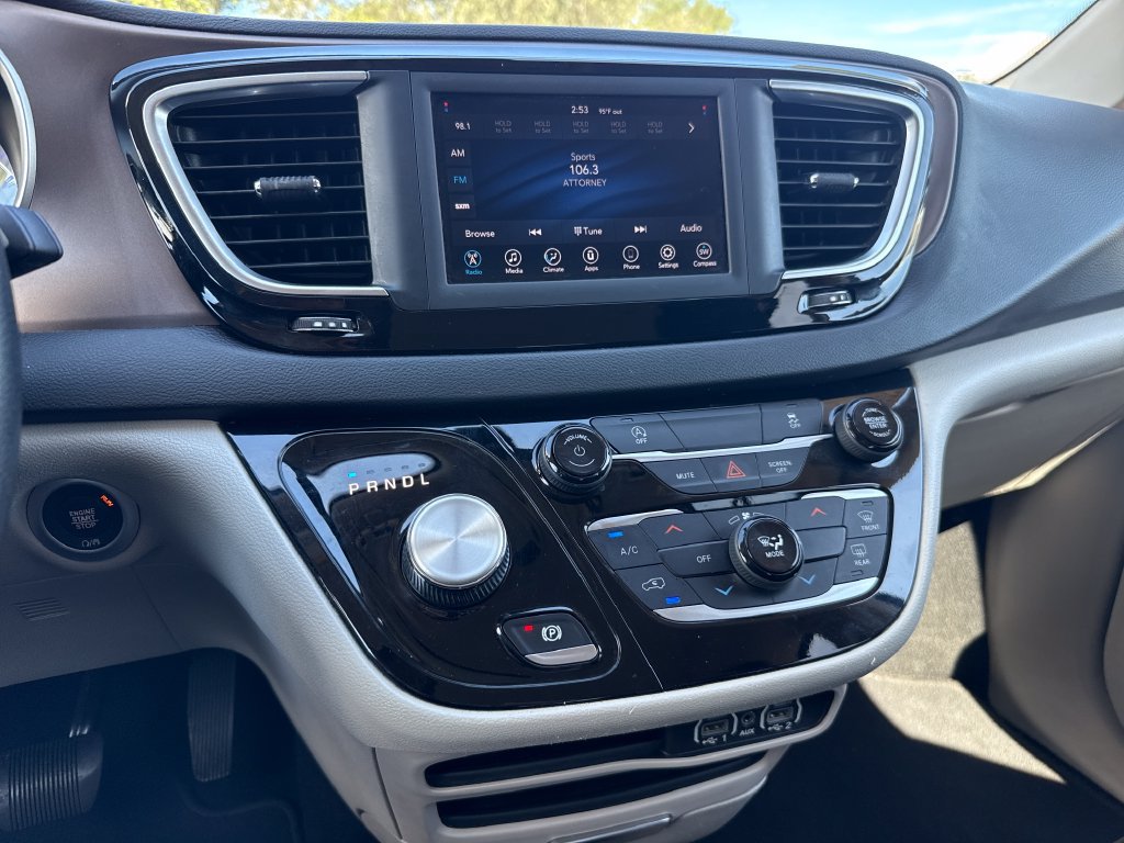 Used 2021 Chrysler Voyager Lxi FWD image 16