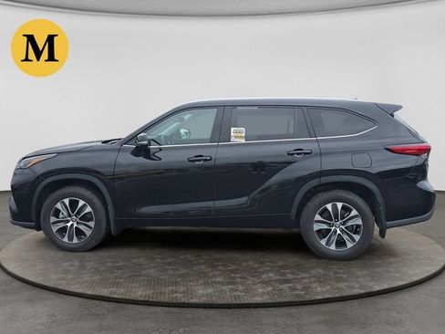 Used 2023 Toyota Highlander XLE AWD/4WD image 2