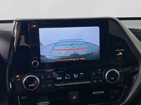 Used 2024 Toyota Highlander XLE image 13