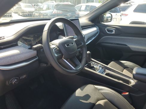 Used 2024 Jeep Compass Latitude AWD/4WD image 11