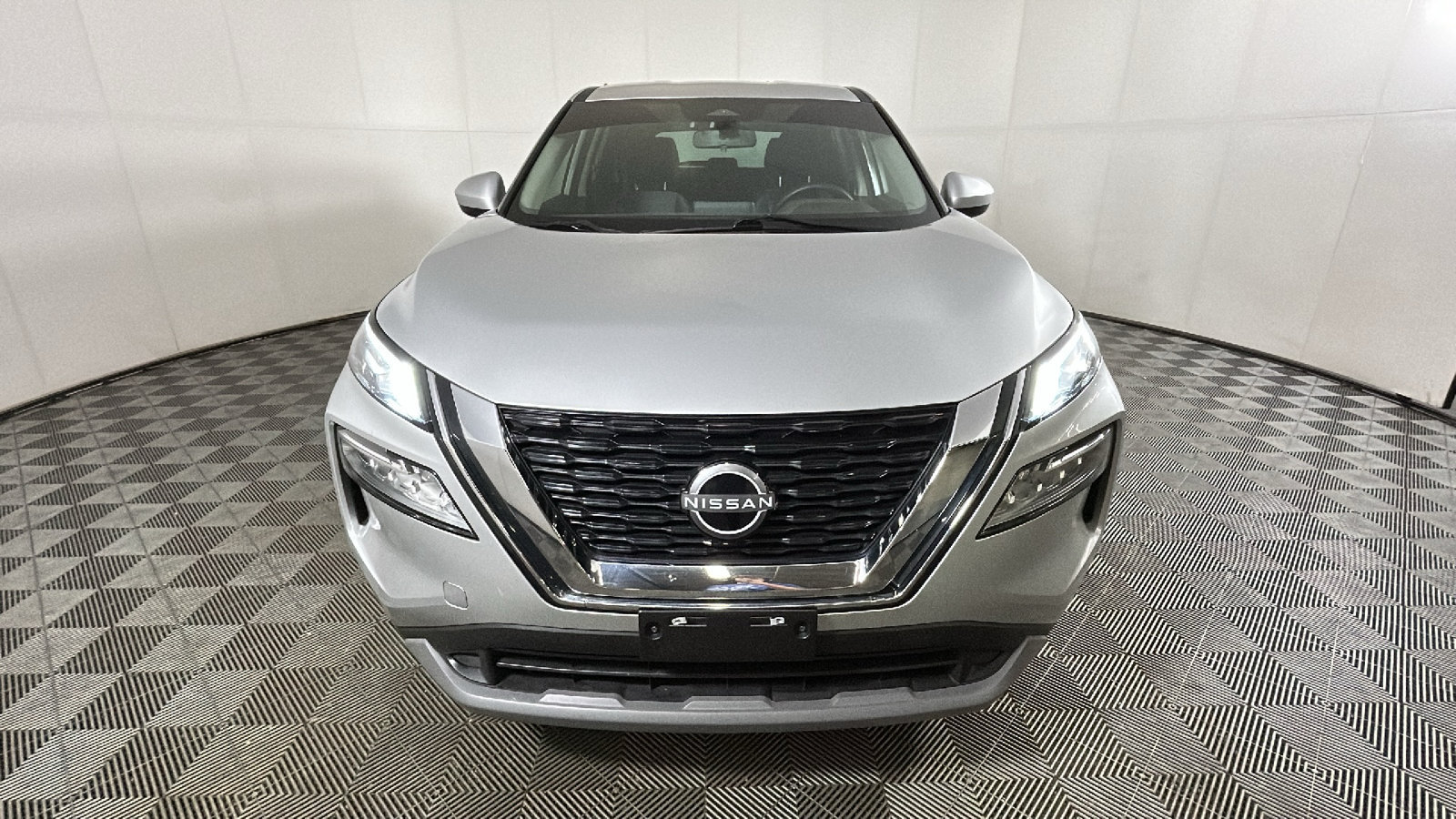 Used 2023 Nissan Rogue SV FWD image 9