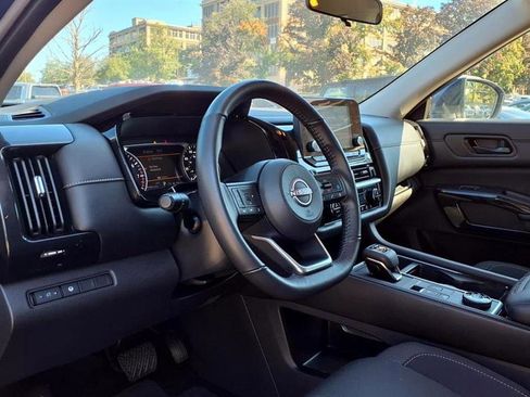 Used 2024 Nissan Pathfinder SV image 18