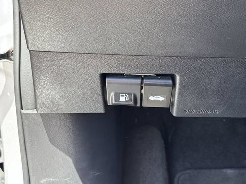 Used 2025 Nissan Versa SV FWD image 30