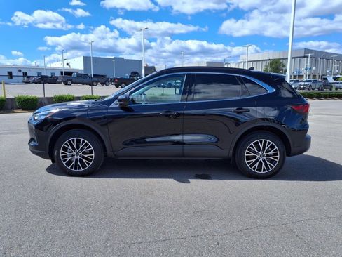 Used 2025 Ford Escape SE w/ Class II Trailer Tow Package image 2