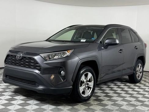 Used 2019 Toyota RAV4 XLE w/ Convenience Package FWD image 2