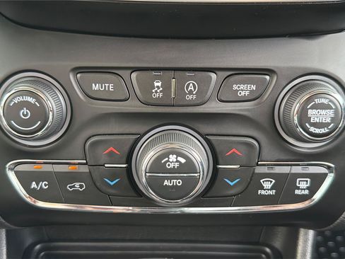 Used 2021 Jeep Cherokee Trailhawk AWD/4WD image 33