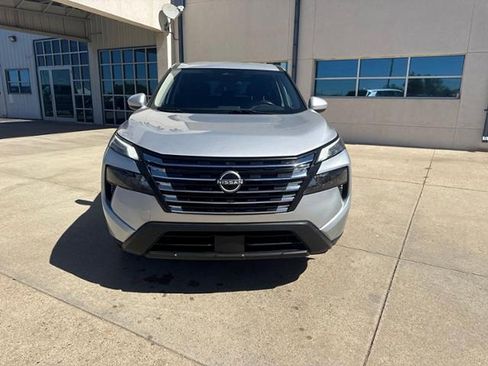 Used 2025 Nissan Rogue SV AWD/4WD image 2